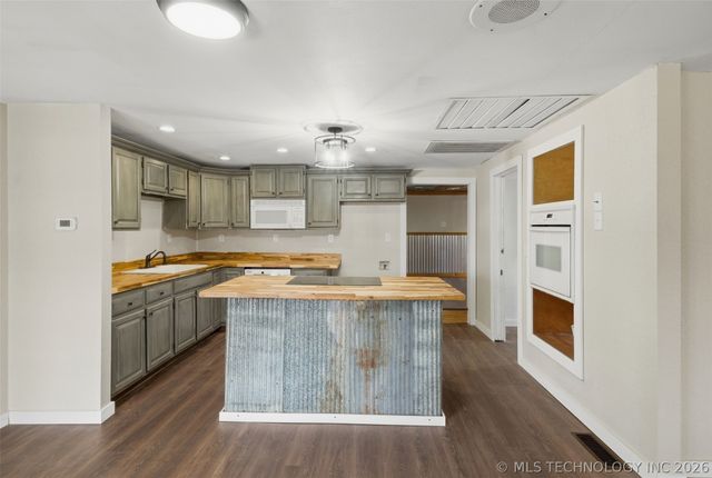 63824 E 206, Wyandotte, OK 74370