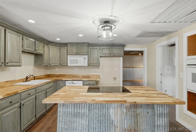 63824 E 206, Wyandotte, OK 74370