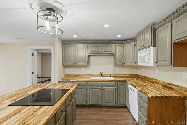 63824 E 206, Wyandotte, OK 74370