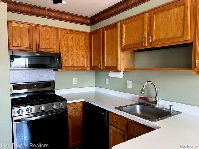 4062 Heatherwood Court, Warren, MI 48092