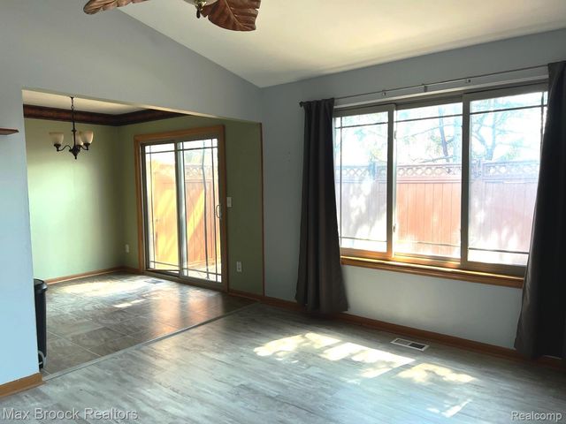 4062 Heatherwood Court, Warren, MI 48092