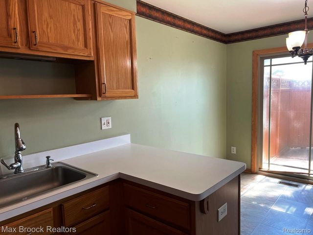 4062 Heatherwood Court, Warren, MI 48092
