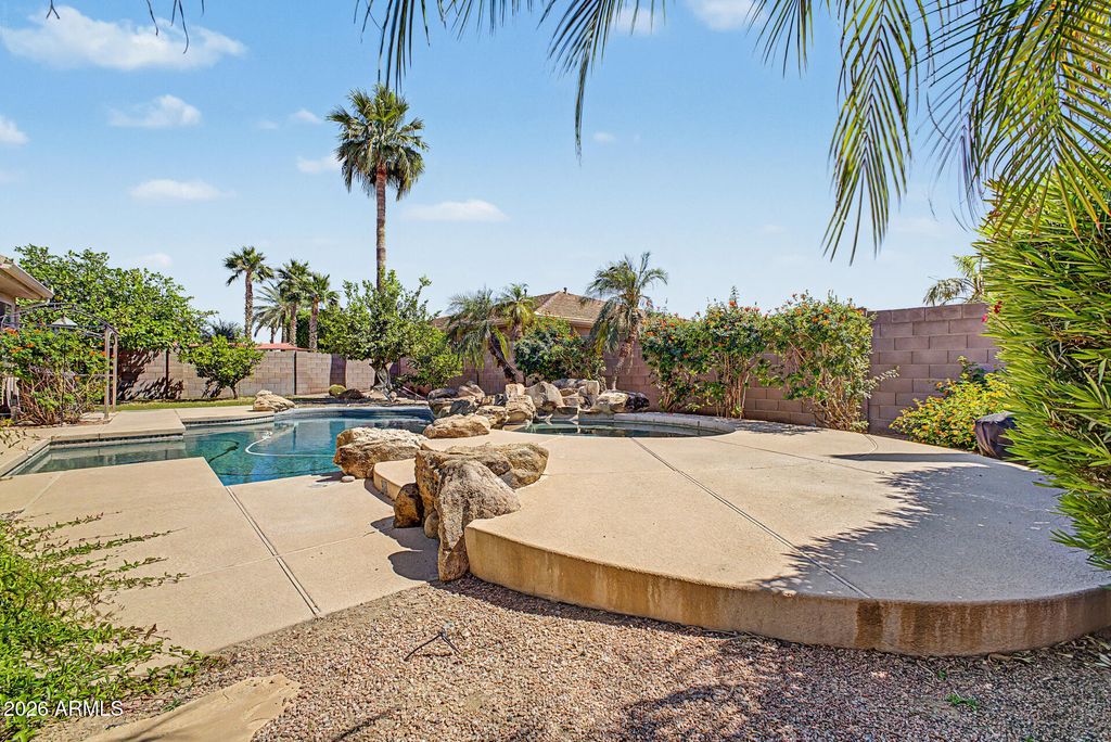 Image 34 of property listing at 9749 W BENT TREE Drive, Peoria, AZ 85383