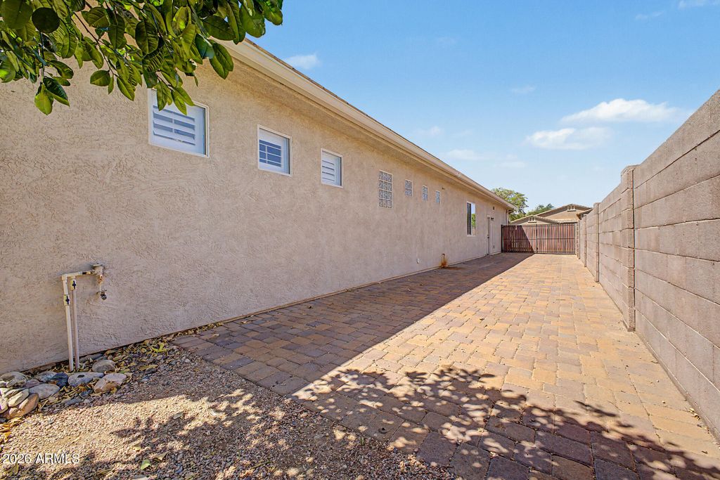 Image 42 of property listing at 9749 W BENT TREE Drive, Peoria, AZ 85383