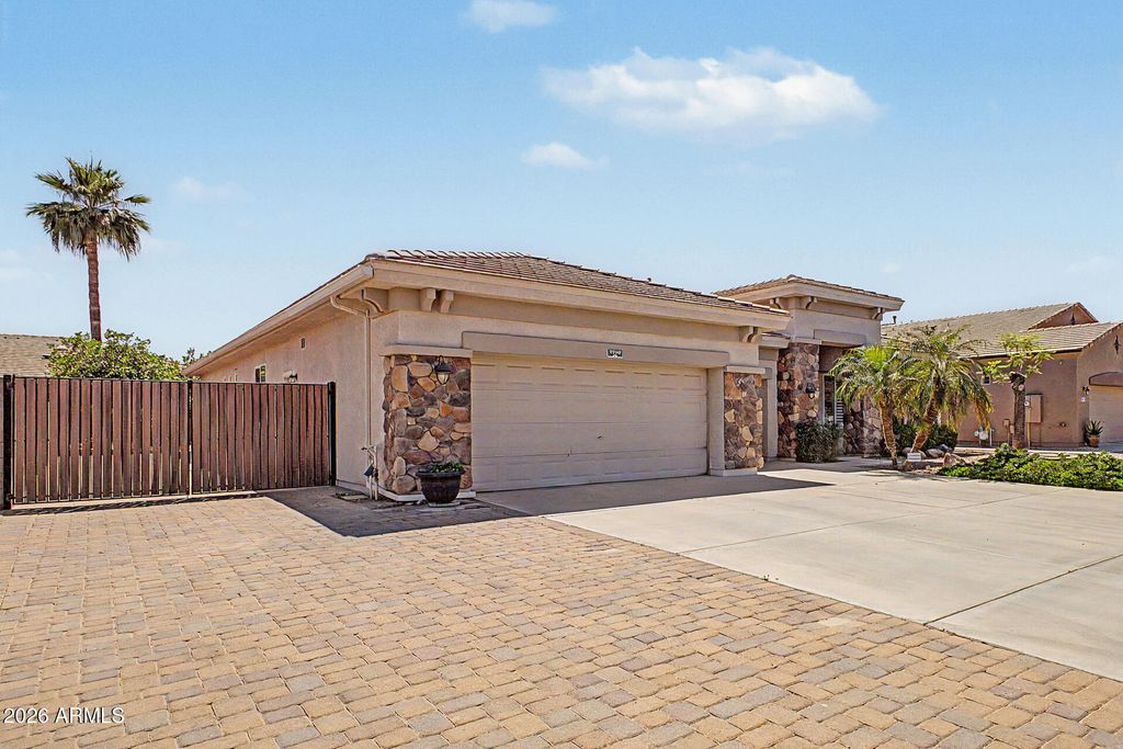 Image 43 of property listing at 9749 W BENT TREE Drive, Peoria, AZ 85383