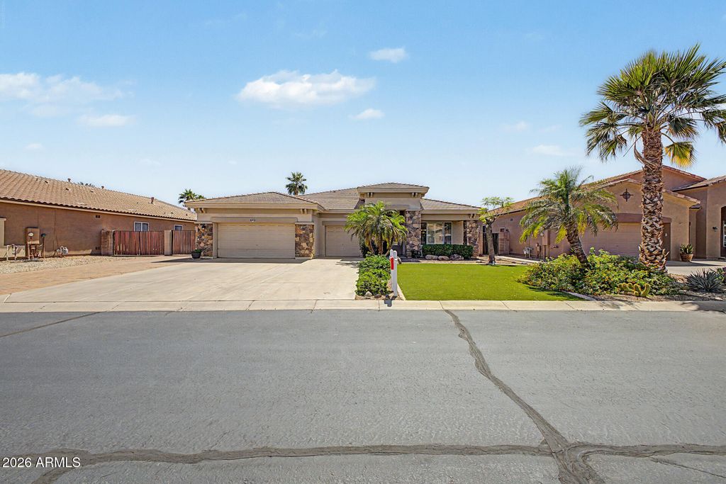 Image 46 of property listing at 9749 W BENT TREE Drive, Peoria, AZ 85383