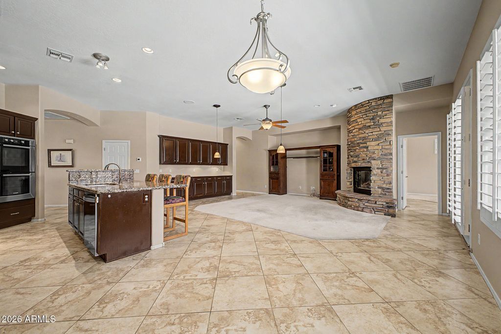 Image 6 of property listing at 9749 W BENT TREE Drive, Peoria, AZ 85383
