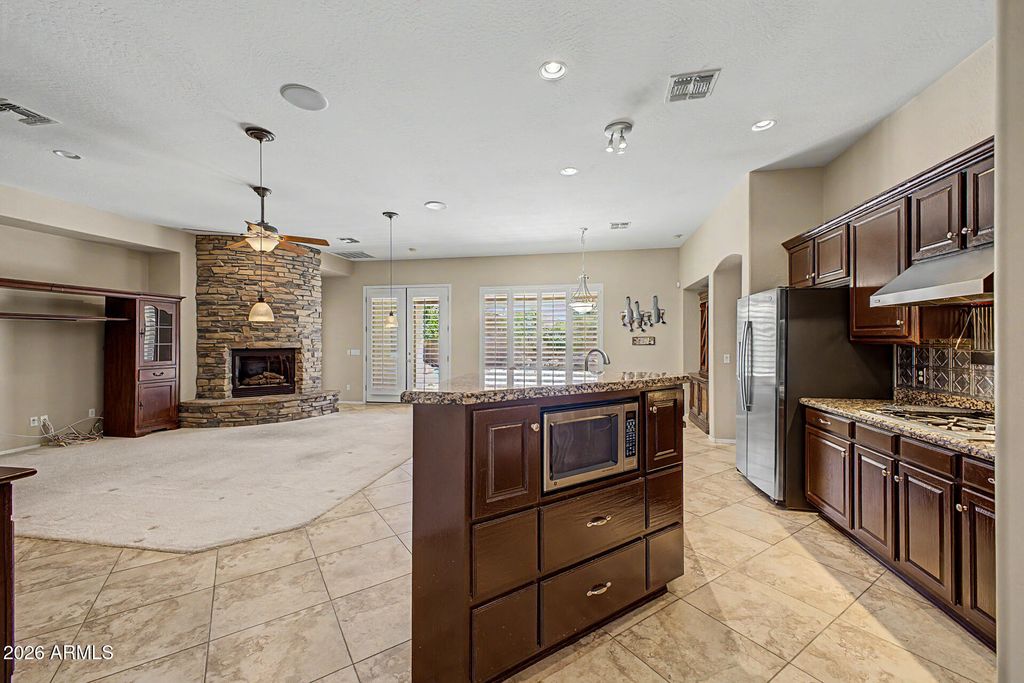 Image 9 of property listing at 9749 W BENT TREE Drive, Peoria, AZ 85383
