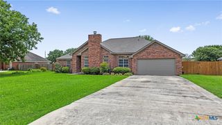 180 Castlewood Drive, Seguin, TX 78155