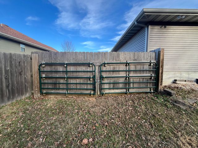 1463 S Tomahawk Avenue, Republic, MO 65738