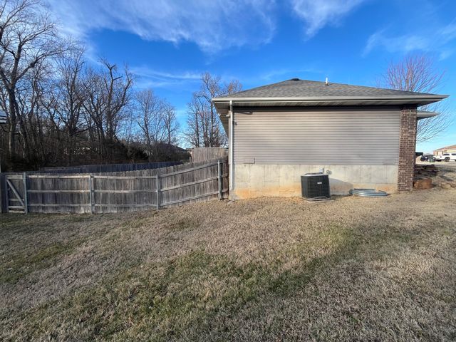 1463 S Tomahawk Avenue, Republic, MO 65738