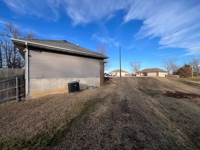 1463 S Tomahawk Avenue, Republic, MO 65738