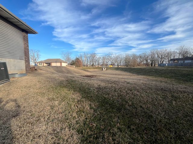 1463 S Tomahawk Avenue, Republic, MO 65738