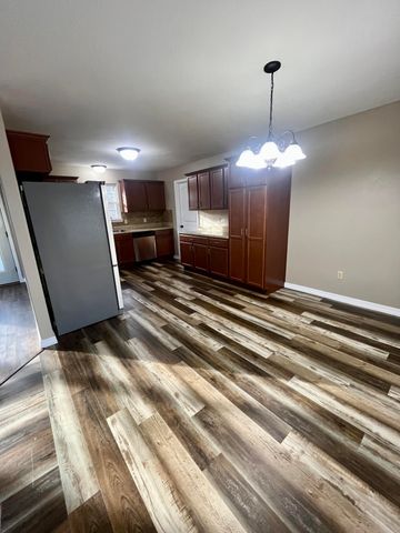 1463 S Tomahawk Avenue, Republic, MO 65738