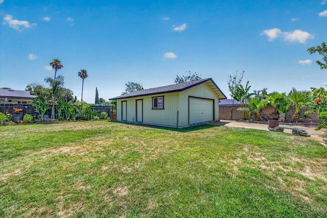 1726 Fairmont Avenue, Clovis, CA 93611