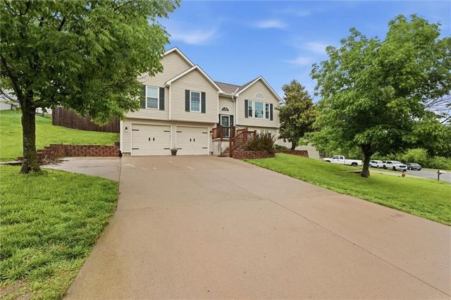 210 E Whispering Hills Boulevard, Lone Jack, MO 64070