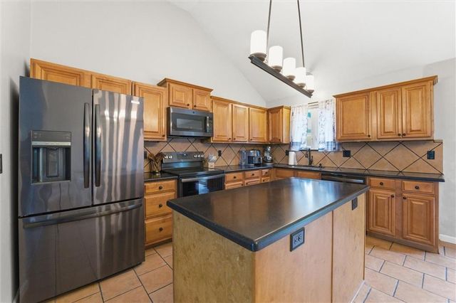 210 E Whispering Hills Boulevard, Lone Jack, MO 64070