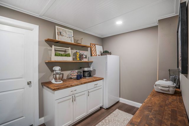 16214 Northpark Drive, Urbandale, IA 50323