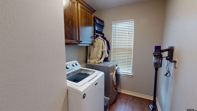 404 Hyde Park Drive, Chandler, TX 75758