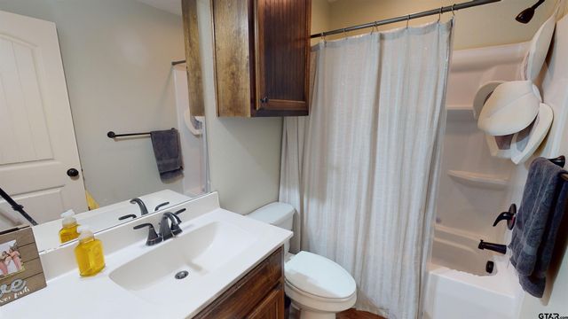 404 Hyde Park Drive, Chandler, TX 75758