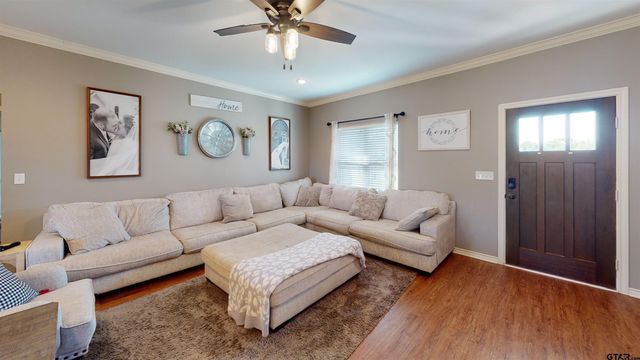 404 Hyde Park Drive, Chandler, TX 75758