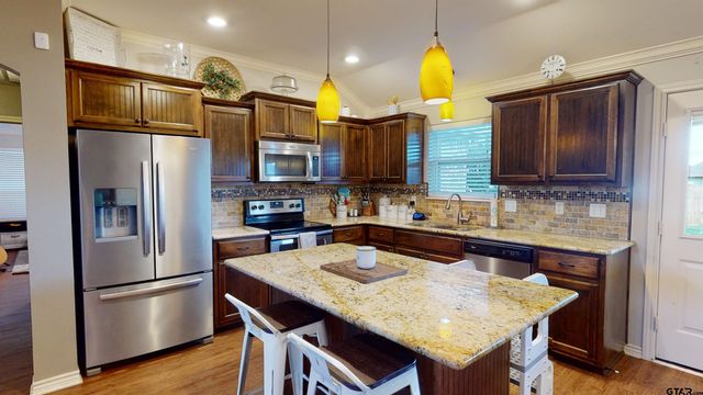 404 Hyde Park Drive, Chandler, TX 75758