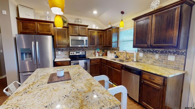 404 Hyde Park Drive, Chandler, TX 75758