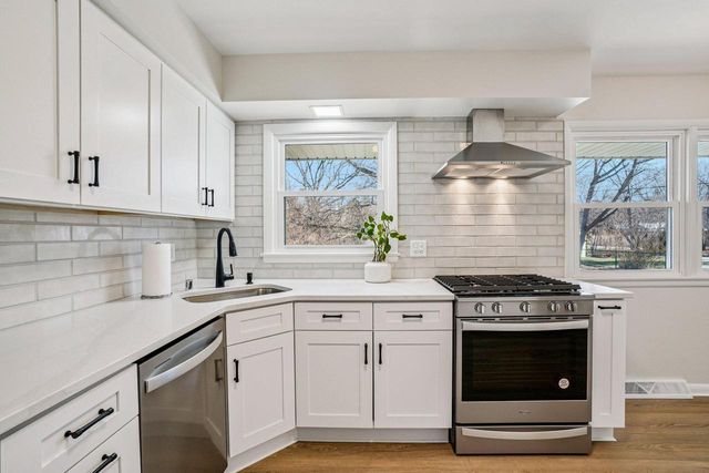 6936 N Braeburn LANE, Glendale, WI 53209