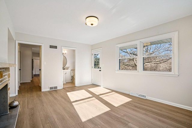 6936 N Braeburn LANE, Glendale, WI 53209