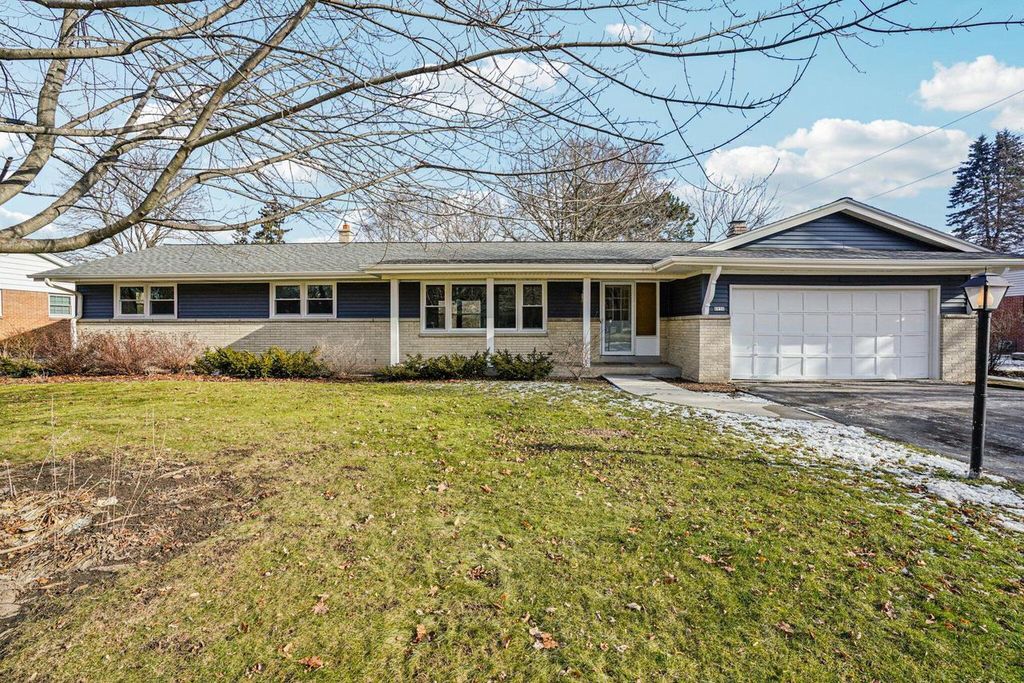 6936 N Braeburn LANE, Glendale, WI 53209