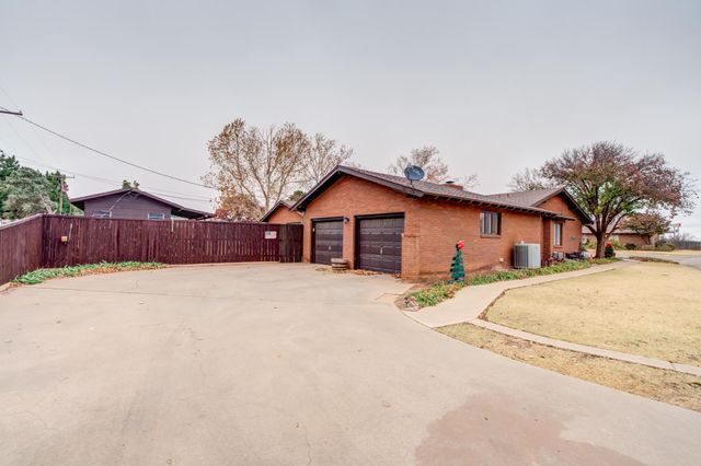 902 W 6th Street, Idalou, TX 79329