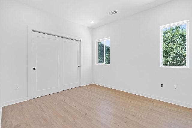 100 W Mockingbird LN 204, Austin, TX 78745
