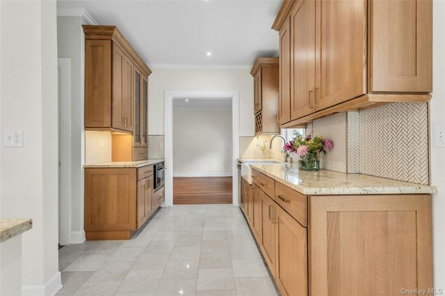 85 Violet Avenue, Floral Park, NY 11001