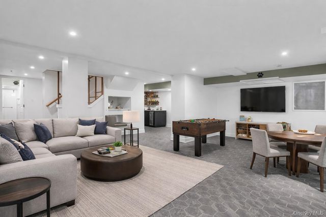 85 Violet Avenue, Floral Park, NY 11001