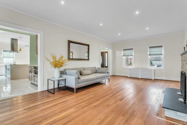 85 Violet Avenue, Floral Park, NY 11001