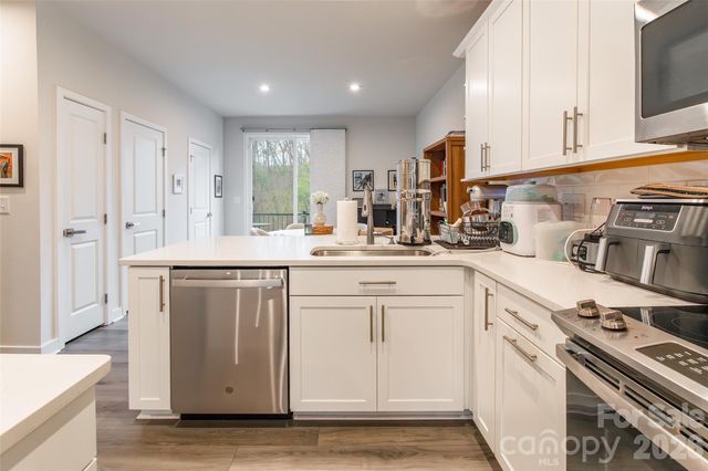 924 Broad River Lane, Charlotte, NC 28211