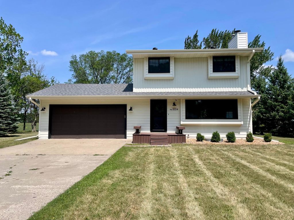 1004 63rd Avenue N, Moorhead, MN 56560