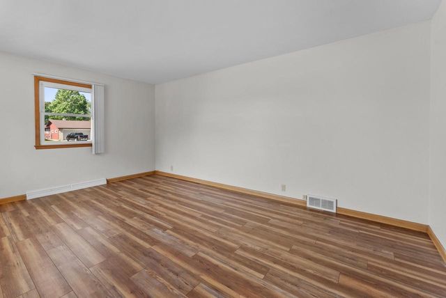 1041 N 17th STREET, Manitowoc, WI 54220