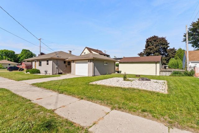 1041 N 17th STREET, Manitowoc, WI 54220