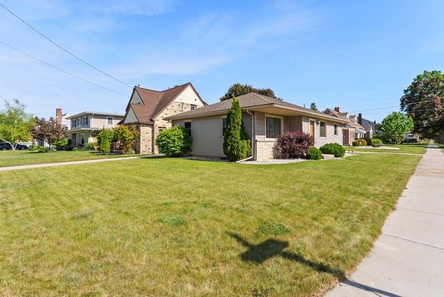 1041 N 17th STREET, Manitowoc, WI 54220