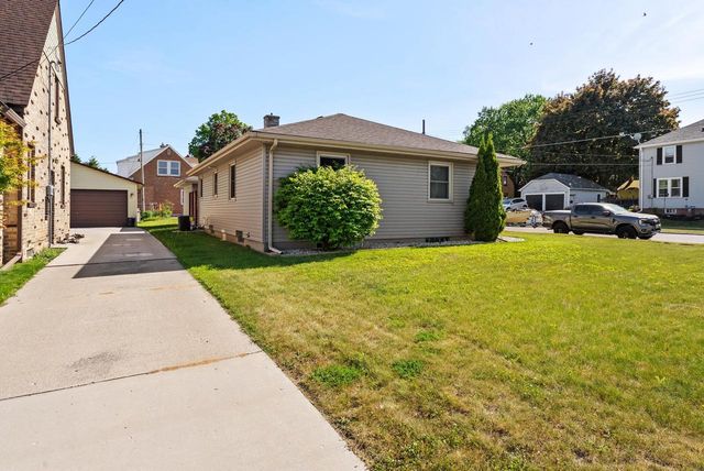 1041 N 17th STREET, Manitowoc, WI 54220