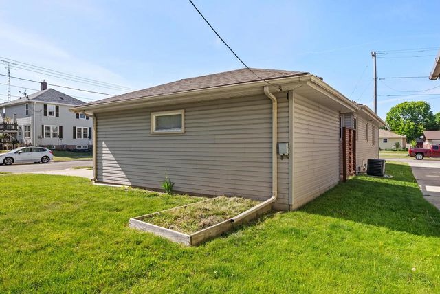 1041 N 17th STREET, Manitowoc, WI 54220