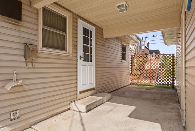 1041 N 17th STREET, Manitowoc, WI 54220