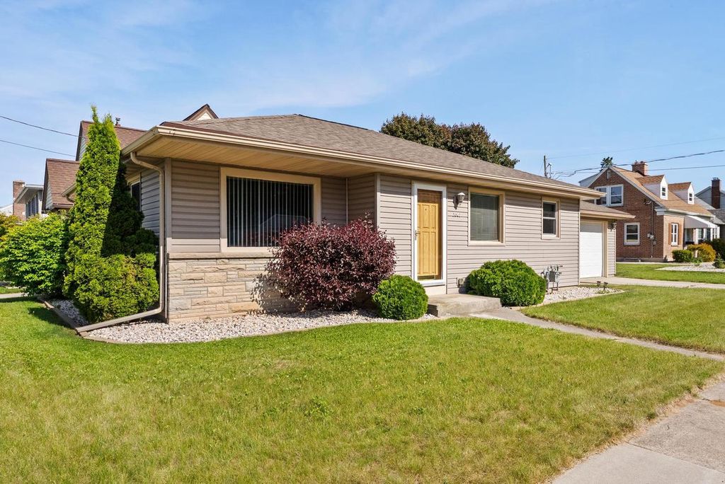 1041 N 17th STREET, Manitowoc, WI 54220