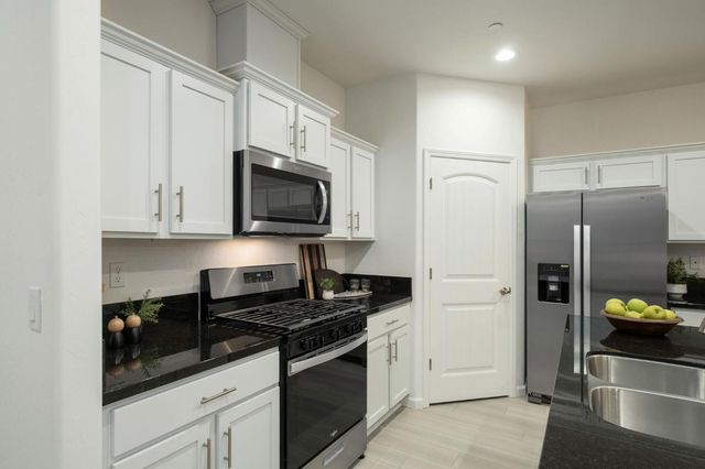 1449 Crimson Way, Dinuba, CA 93618