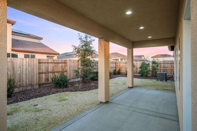 1449 Crimson Way, Dinuba, CA 93618