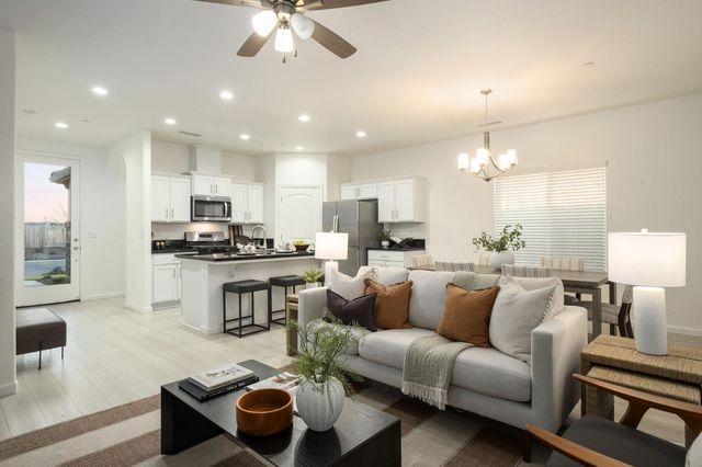 1449 Crimson Way, Dinuba, CA 93618