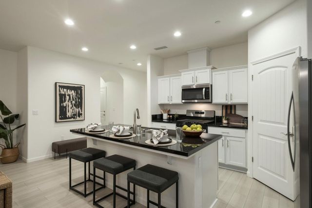 1449 Crimson Way, Dinuba, CA 93618