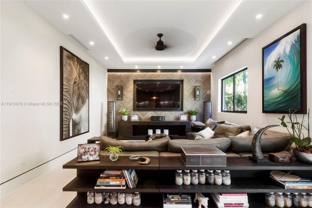 3554 W Glencoe St, Miami, FL 33133