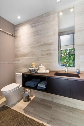 3554 W Glencoe St, Miami, FL 33133